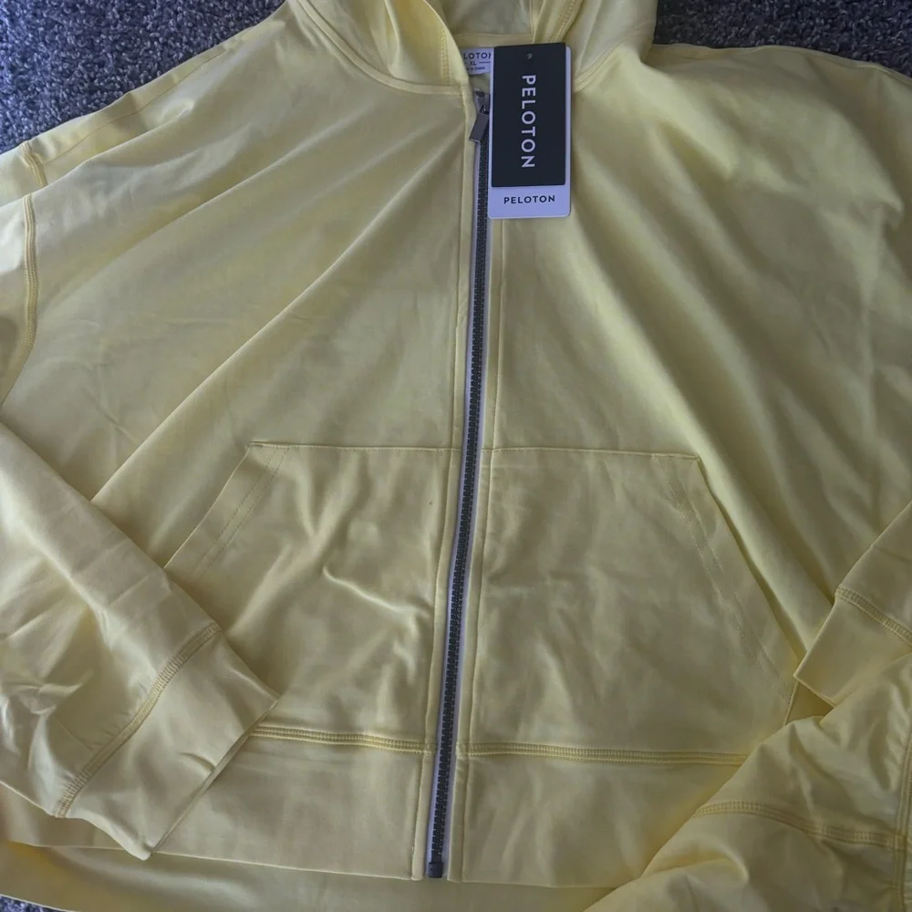 Peloton Yellow Workout Set - Picture 4 of 6